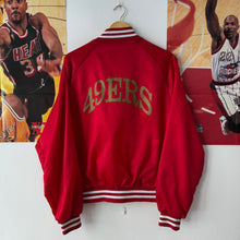 Cargar imagen en el visor de la galería, Chaqueta Bomber Satinada San Francisco 49ers Chalk Line Early 90’s Vintage - M/L
