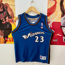 Carregar imagem no visualizador da galeria, Camiseta Washington Wizards Road 2001-03 Michael Jordan #23 Champion Vintage - XL Youth