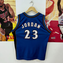 Carregar imagem no visualizador da galeria, Camiseta Washington Wizards Road 2001-03 Michael Jordan #23 Champion Vintage - XL Youth