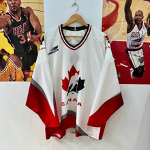 Cargar imagen en el visor de la galería, BNWT Camiseta Hockey Canada 1998 Bauer Vintage - L/XL