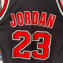 Carregar imagem no visualizador da galeria, Camiseta Chicago Bulls Alternate 1996-98 Michael Jordan #23 Champion Vintage - S/M