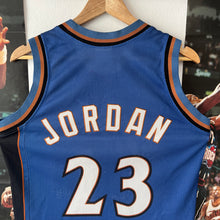 Charger l'image dans la galerie, Camiseta Washington Wizards Road 2001-03 Michael Jordan #23 Champion Vintage - XS