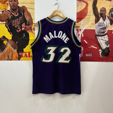 Cargar imagen en el visor de la galería, Camiseta Utah Jazz Road 1998-99 Karl Malone #32 Champion Vintage - S/M
