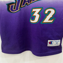 Cargar imagen en el visor de la galería, Camiseta Utah Jazz Road 1998-99 Karl Malone #32 Champion Vintage - S/M