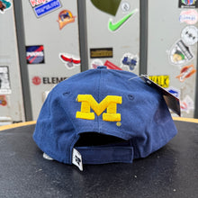 Carregar imagem no visualizador da galeria, BNWT Gorra Michigan Wolverines Late 90s Sports Specialties Vintage