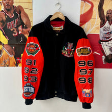 Cargar imagen en el visor de la galería, Chaqueta Chicago Bulls Repeat Three Peat 1998 Jeff Hamilton Vintage - M/L