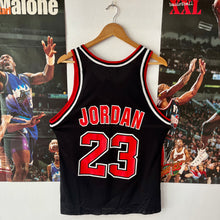 Carregar imagem no visualizador da galeria, Camiseta Chicago Bulls Alternate 1996-98 Michael Jordan #23 Champion Vintage - S/M