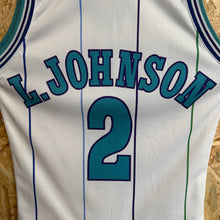 Cargar imagen en el visor de la galería, Camiseta Charlotte Hornets 1994/95 Home Larry Johnson #2 Champion Vintage - XS/S