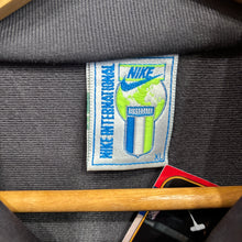 Carregar imagem no visualizador da galeria, Chaqueta Nike International Early 90’s Vintage - L/XL