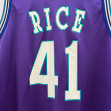 Carregar imagem no visualizador da galeria, Camiseta Charlotte Hornets 1995-96 Alternate Glen Rice #41 Champion Vintage - M/L