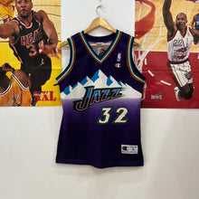 Cargar imagen en el visor de la galería, Camiseta Utah Jazz Road 1998-99 Karl Malone #32 Champion Vintage - S/M