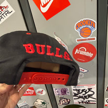 Cargar imagen en el visor de la galería, BNWT Gorra Chicago Bulls 90s Competitor Vintage