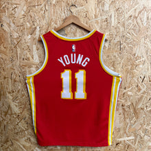 Cargar imagen en el visor de la galería, Camiseta Atlanta Hawks Road 2021/22 Trae Young #11 Nike - L/XL