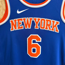 Cargar imagen en el visor de la galería, Camiseta New York Knicks Road 2018/19 Kristaps Porzingis #6 Nike Vintage - M/L
