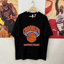 Carregar imagem no visualizador da galeria, Camiseta Oversize “Crooklyn Court”