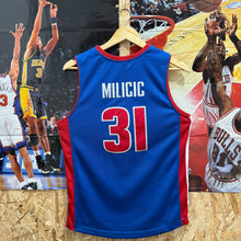Cargar imagen en el visor de la galería, BNWOT Camiseta Detroit Pistons Road 2003/04 Darko Milicic #31 Nike Vintage - M YOUTH