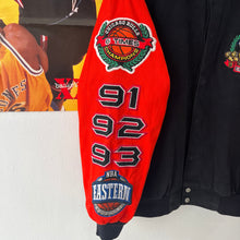 Cargar imagen en el visor de la galería, Chaqueta Chicago Bulls Repeat Three Peat 1998 Jeff Hamilton Vintage - M/L