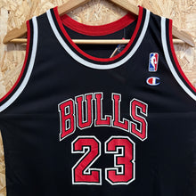 Carregar imagem no visualizador da galeria, Camiseta Chicago Bulls Alternate 1997/98 Michael Jordan #23 Champion Vintage - XL Youth