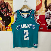 Carregar imagem no visualizador da galeria, Camiseta Charlotte Hornets Road 1991-92 Larry Johnson #2 Champion Vintage - M/L