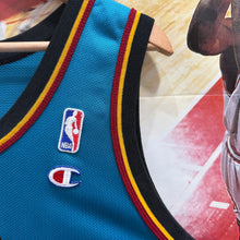 Cargar imagen en el visor de la galería, Camiseta Detroit Pistons Road 1997/98 Grant Hill #33 Champion Vintage - M/L
