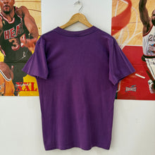 Carregar imagem no visualizador da galeria, Camiseta Los Angeles Lakers 1996/97 Salem Sportswear Vintage - S/M