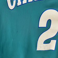 Carregar imagem no visualizador da galeria, Camiseta Charlotte Hornets Road 1991-92 Larry Johnson #2 Champion Vintage - M/L