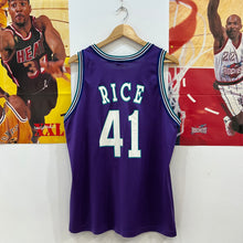 Carregar imagem no visualizador da galeria, Camiseta Charlotte Hornets 1995-96 Alternate Glen Rice #41 Champion Vintage - M/L