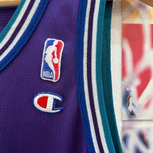 Carregar imagem no visualizador da galeria, Camiseta Charlotte Hornets 1995-96 Alternate Glen Rice #41 Champion Vintage - M/L