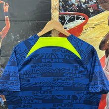 Cargar imagen en el visor de la galería, Camiseta Pre-Match Tottenham 2022-23 Nike - M/L