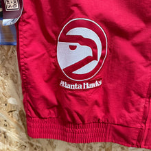 Cargar imagen en el visor de la galería, BNWT Chaqueta Ligera Atlanta Hawks 2018 Mitchell & Ness Vintage - M/L