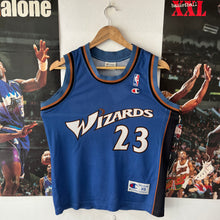 Charger l'image dans la galerie, Camiseta Washington Wizards Road 2001-03 Michael Jordan #23 Champion Vintage - XS