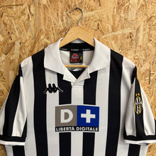 Lade das Bild in den Galerie-Viewer, Camiseta Juventus 1999-00 Home Inzaghi #9 Kappa Vintage - L/XL