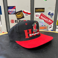 Cargar imagen en el visor de la galería, BNWOT Gorra Miami Heat 90s The Game Vintage