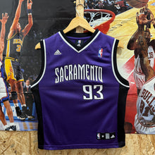 Cargar imagen en el visor de la galería, Camiseta Sacramento Kings Road 2006/08 Ron Artest #93 Adidas Vintage - M YOUTH