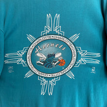 Load image into Gallery viewer, Camiseta Charlotte Hornets Early/Mid 90s Nutmeg Mills Vintage - S/M