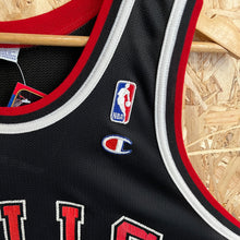 Cargar imagen en el visor de la galería, Camiseta Chicago Bulls Alternate 1995-96 Dennis Rodman #91 Champion Vintage - S/M
