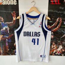 Cargar imagen en el visor de la galería, Camiseta Dallas Mavericks Home 2000-03 Dirk Nowitzki #41 Champion Vintage - XS/S