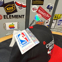 Cargar imagen en el visor de la galería, BNWT Gorra Chicago Bulls 90s Competitor Vintage