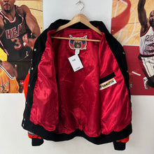 Cargar imagen en el visor de la galería, Chaqueta Chicago Bulls Repeat Three Peat 1998 Jeff Hamilton Vintage - M/L