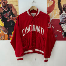Cargar imagen en el visor de la galería, Chaqueta Bomber Satinada Cincinnati Reds Felco Late 70’s/Early 80’s Vintage - S/M
