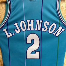 Charger l'image dans la galerie, Camiseta Charlotte Hornets 1993/94 Road Larry Johnson #2 Champion Vintage - M/L