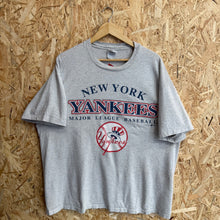 Cargar imagen en el visor de la galería, Camiseta New York Yankees 1997 Hanes Vintage - L/XL