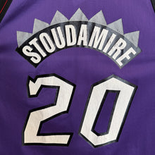 Cargar imagen en el visor de la galería, Camiseta Toronto Raptors Road 1995/96 Damon Stoudemire #20 Champion Vintage - L/XL