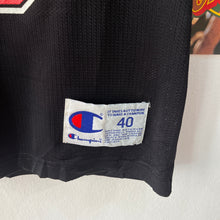 Carregar imagem no visualizador da galeria, Camiseta Chicago Bulls Alternate 1996-98 Michael Jordan #23 Champion Vintage - S/M
