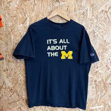 Cargar imagen en el visor de la galería, Camiseta Michigan Wolverines Y2K Champion Vintage - M/L