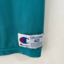 Carregar imagem no visualizador da galeria, Camiseta Charlotte Hornets Road 1991-92 Larry Johnson #2 Champion Vintage - M/L