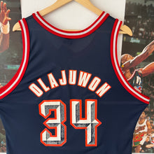 Load image into Gallery viewer, Camiseta Houston Rockets Road 1996-98 Hakeem Olajuwon #34 Champion Vintage - L/XL
