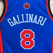 Carregar imagem no visualizador da galeria, Camiseta New York Knicks Road 2008/10 Danilo Gallinari #8 Champion Vintage - S/M