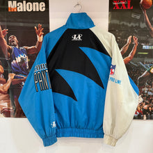 Cargar imagen en el visor de la galería, Chaqueta Ligera Carolina Panthers Logo Athletic “Sharktooth” 1994 Vintage - M/L