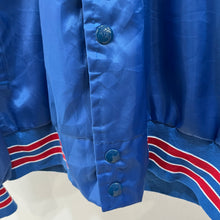 Cargar imagen en el visor de la galería, Chaqueta Bomber Satinada New England Patriots 80’s Chalk Line Vintage - S/M